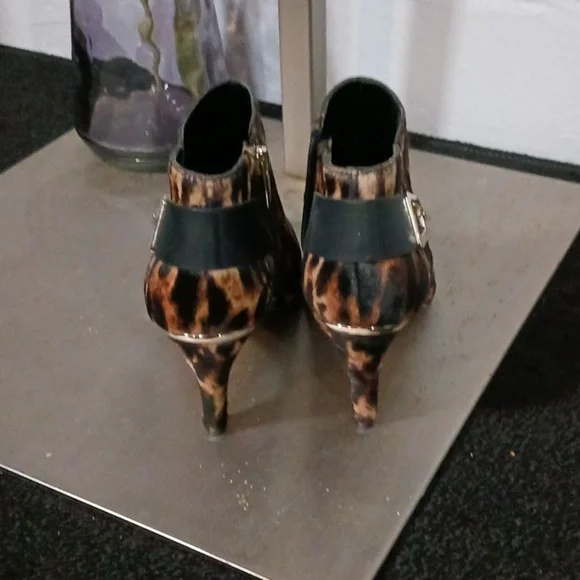 Vince Camuto leopard print heels. 041 - Picture 5 of 11